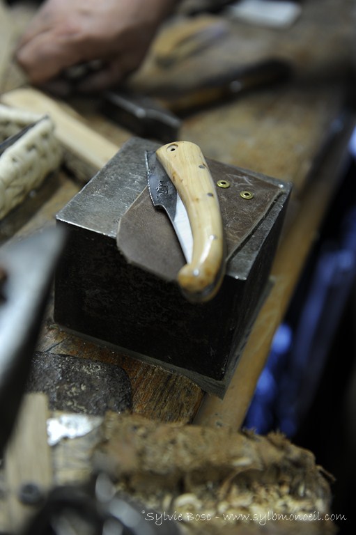Le Najac, couteau de paix - reportage à l’atelier - photographie Sylvie Bosc
