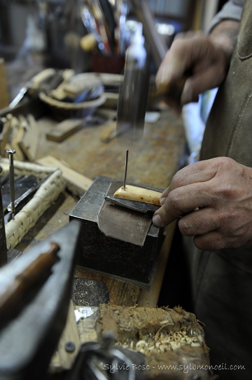 Le Najac, couteau de paix - reportage à l’atelier - photographie Sylvie Bosc