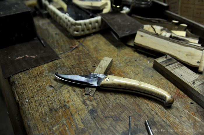 Le Najac, couteau de paix - reportage à l’atelier - photographie Sylvie Bosc